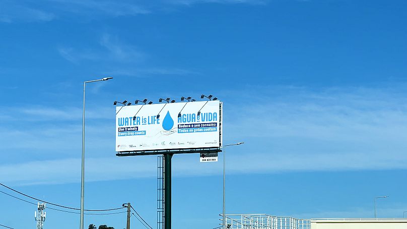 A public campaign invites travellers to moderate their water consumption