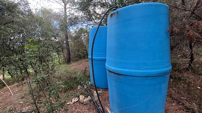 A água da chuva recolhida nos telhados do hotel Can Buch é armazenada nestes tanques