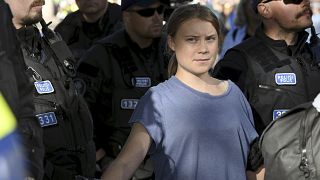 İsveçli iklim aktivisti Greta Thunberg, Finlandiya'nın başkenti Helsinki'de bir gösteriye katıldıktan sonra polis tarafından gözaltına alındı, 25 Haziran 2024.