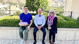 La photo montre l'ambassadeur australien et ses collègues, arborant des tenues violettes, et affichant leur soutien à la communauté LGBT. 