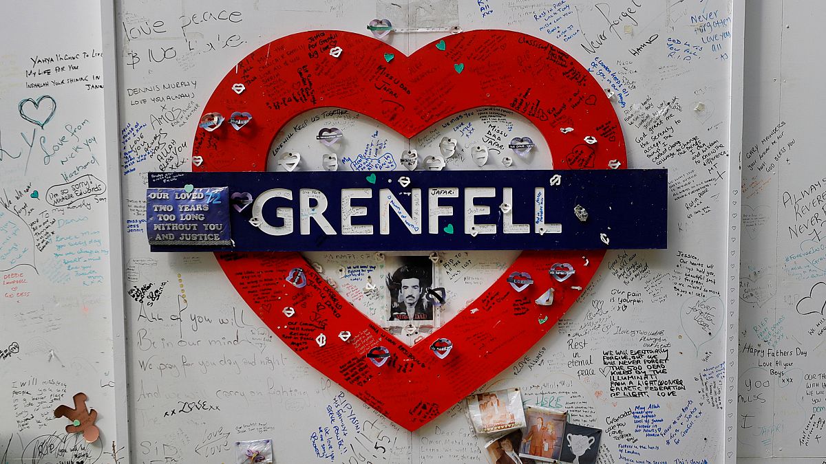 Tiszteletadás a londoni Grenfell-torony közelében 2020. június 14-én