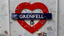 PHOTO DE FICHIER - Des hommages sont placés près de la tour Grenfell à Londres, dimanche 14 juin 2020.