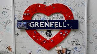 FOTO DI FILE - I tributi sono collocati vicino alla Grenfell Tower a Londra, domenica 14 giugno 2020.