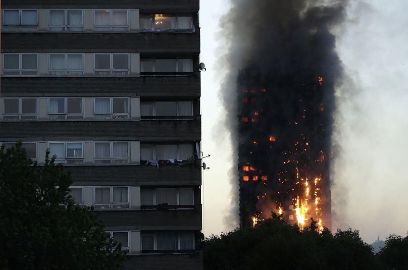 FILE - Sur cette photo d'archive du mercredi 14 juin 2017, de la fumée et des flammes s'élèvent de la tour Grenfell, à Londres. 