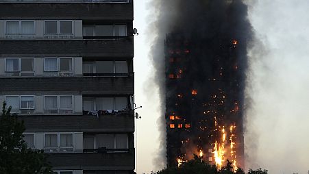 Auf diesem Foto vom Mittwoch, 14. Juni 2017, steigen Rauch und Flammen aus dem Hochhaus Grenfell Tower im Westen Londons auf.