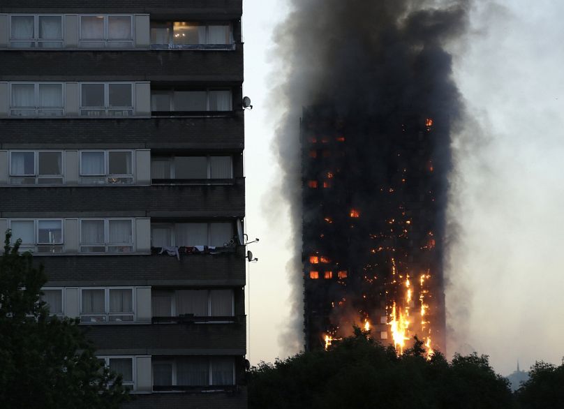 Fumo e fiamme si levano dal grattacielo della Grenfell Tower, Londra, 14 giugno 2017