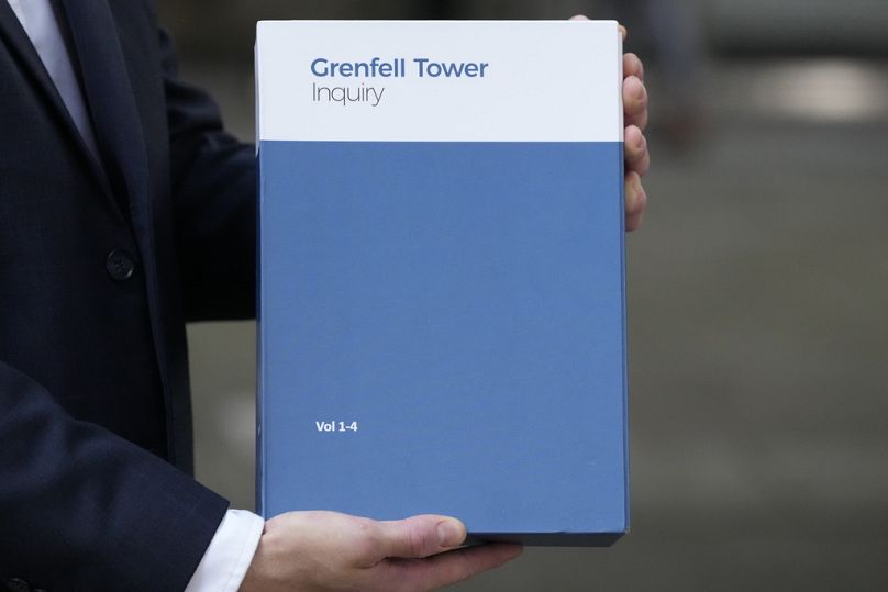 Eine Kopie des Grenfell Tower-Untersuchungsberichts wird in London gezeigt, Mittwoch, 4. September 2024.