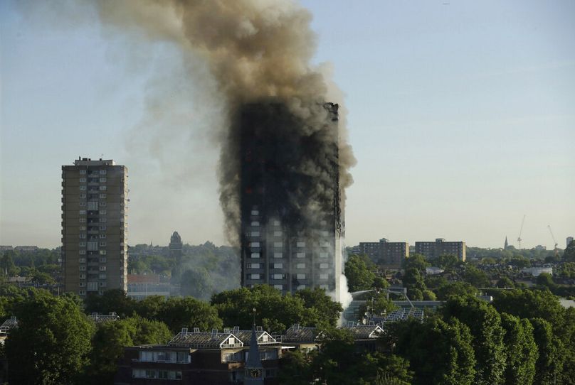 Auf diesem Dateifoto vom Mittwoch, 14. Juni 2017, steigt Rauch von einem Feuer im Grenfell Tower im Westen Londons auf.