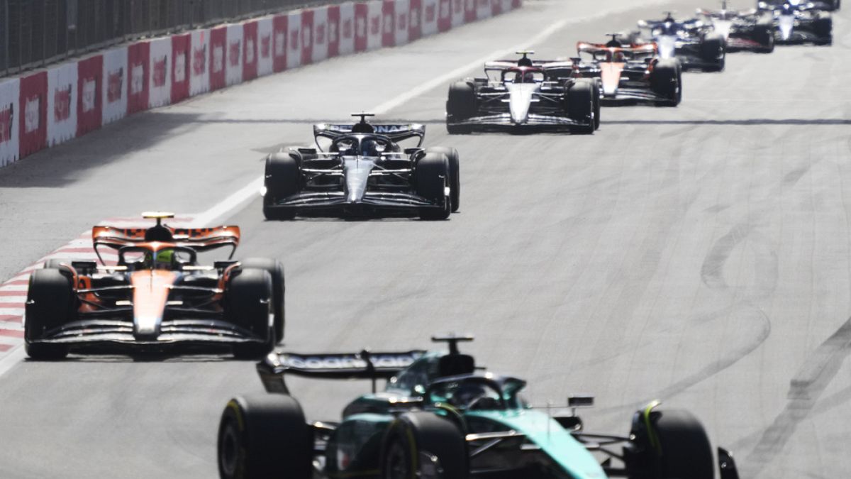 Pilotos compiten durante el Gran Premio de Fórmula Uno en el circuito de Bakú, en Bakú, Azerbaiyán, domingo 30 de abril de 2023. 