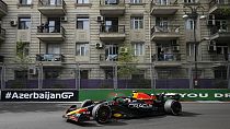 Der Mexikaner Red Bull-Fahrer Sergio Perez lenkt sein Auto während des Formel-1-Grand-Prix auf der Rennstrecke Baku in Baku, 30. April 2023.: