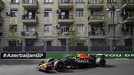 Der Mexikaner Red Bull-Fahrer Sergio Perez lenkt sein Auto während des Formel-1-Grand-Prix auf der Rennstrecke Baku in Baku, 30. April 2023.: