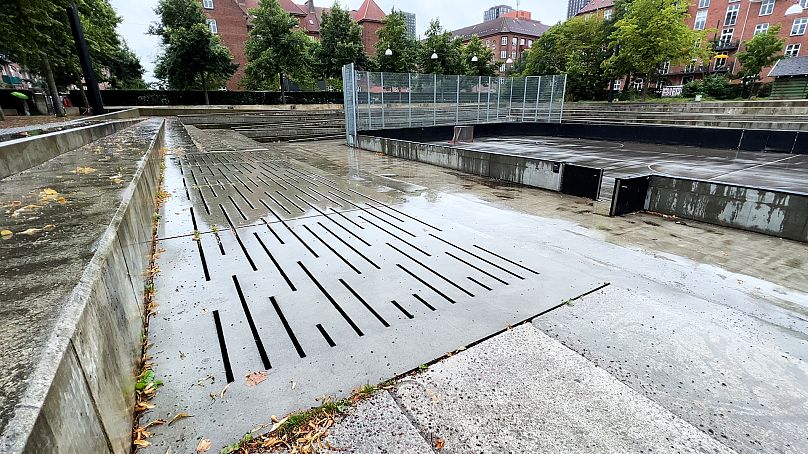 Em caso de tempestade, as águas pluviais serão descarregadas desta grelha para o campo de futebol do parque