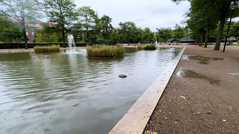 Se ha conservado la arquitectura original del parque, como este lago