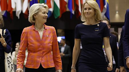 La presidente della Commissione europea Ursula von der Leyen e l'ex primo ministro estone Kaja Kallas camminano insieme verso una conferenza stampa durante un vertice UE a Bruxelles