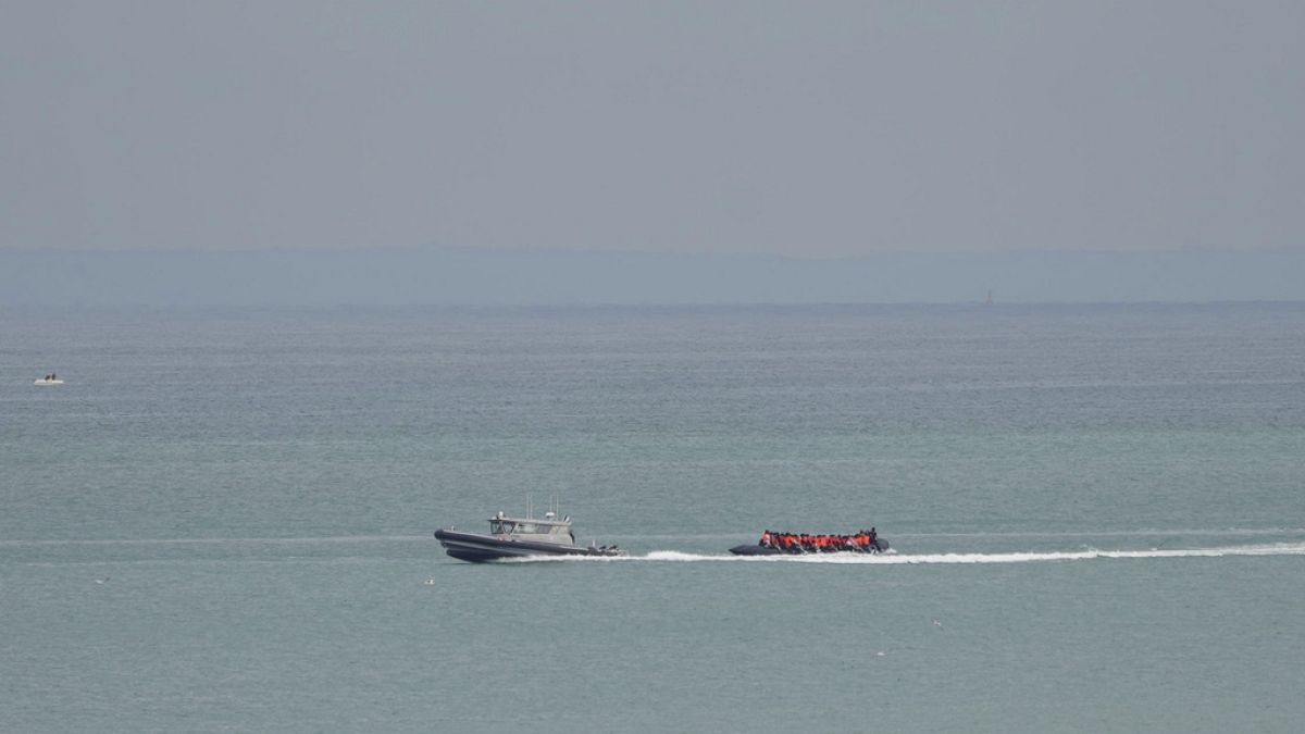 Un'imbarcazione con a bordo dei migranti viene scortata da una nave della Gendarmeria nazionale francese al largo della spiaggia di Wimereux, Francia, 4 settembre 2024