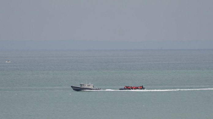 Migranti: 21 dispersi dopo naufragio a Lampedusa, un'altra imbarcazione avvistata nella Manica