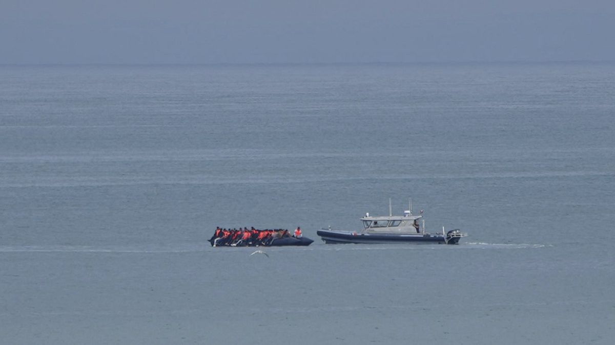 Barco com migrantes tenta travessia após tragédia no canal da Mancha