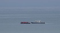 Ein Boot mit mutmaßlichen Migranten wird von einem Schiff der französischen Gendarmerie Nationale vor dem Strand von Wimereux eskortiert, Mittwoch, 4. September 2024. 