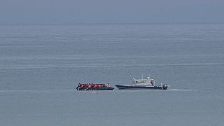 Une embarcation légère est escortée par un navire de la gendarmerie nationale française au large de la plage de Wimereux, en France, mercredi 4 septembre 2024.