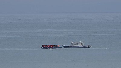 Une embarcation légère est escortée par un navire de la gendarmerie nationale française au large de la plage de Wimereux, en France, mercredi 4 septembre 2024.