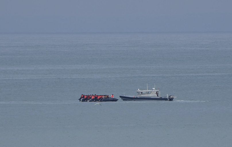 Una embarcación de la Gendarmería Nacional francesa escolta a un bote que se cree que transporta migrantes frente a la playa de Wimereux, Francia, miércoles 4 de septiembre de