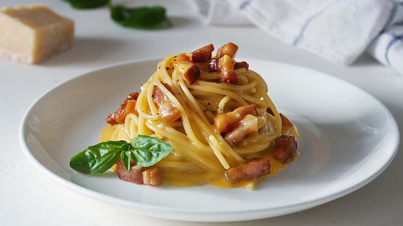 Uma carbonara tradicional (exceto a folha de manjericão)