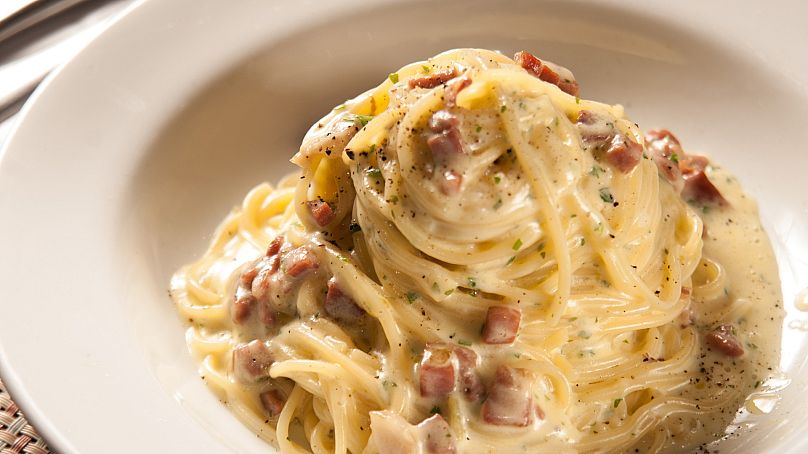 Un plato de cremosa carbonara.