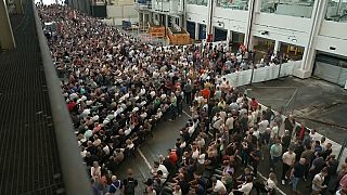 Des employés du constructeur automobile allemand Volkswagen (VW) manifestent au début de l'assemblée générale de l'entreprise à Wolfsburg, dans le nord de l'Allemagne