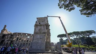 L'arc de Constantin, dans le centre de Rome, a été endommagé par la foudre lors d'une tempête de neige dans la capitale, Rome, le 4 septembre 2024.