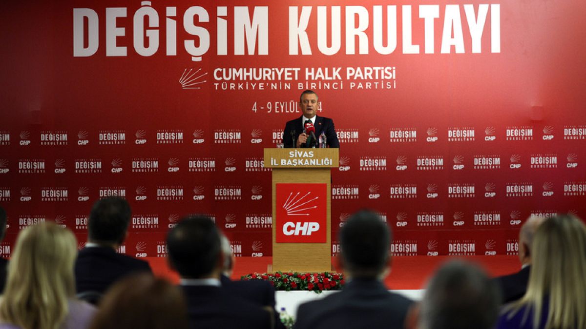 Özgür Özel, CHP'nin Sivas'taki kurultayında konuşuyor, 4 Eylül 2024