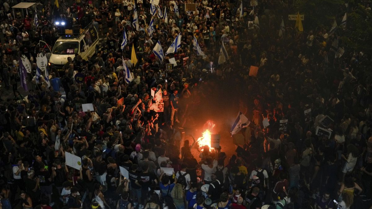 Des milliers de manifestants rassemblés mardi à Tel Aviv pour réclamer un accord de cessez-le-feu et la libération immédiate des otages retenus à Gaza par le Hamas.