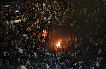 Des milliers de manifestants rassemblés mardi à Tel Aviv pour réclamer un accord de cessez-le-feu et la libération immédiate des otages retenus à Gaza par le Hamas.