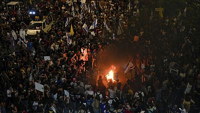 Des milliers de manifestants rassemblés mardi à Tel Aviv pour réclamer un accord de cessez-le-feu et la libération immédiate des otages retenus à Gaza par le Hamas.