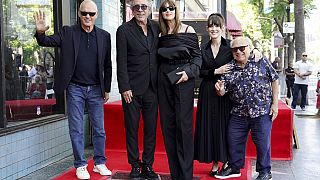 De gauche à droite : Michael Keaton, Tim Burton, Monica Bellucci, Winona Ryder et Danny DeVito assistent à la cérémonie dédiée à Tim Burton au Hollywood Walk of Fame mardi.