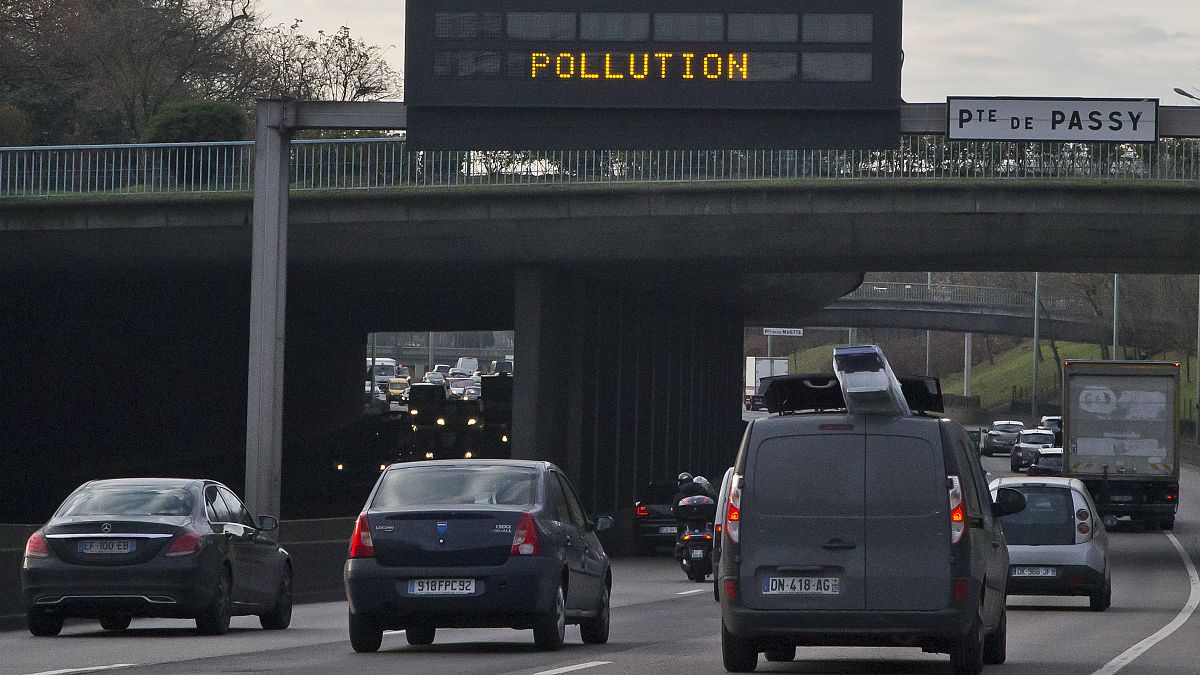 Vehicles circulando cerca de París durante un periodo de alta contaminación atmosférica