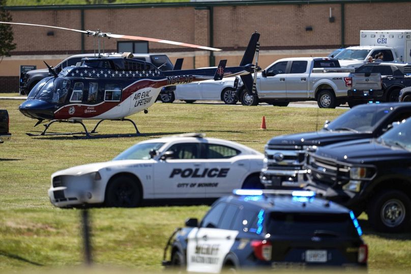 Um helicóptero médico é visto em frente à Apalachee High School após um tiroteio na escola na quarta-feira, 4 de setembro de 2024, em Winder, Geórgia. 