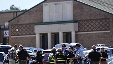 La polizia si riunisce fuori dalla Apalachee High School dopo una sparatoria nella scuola a Winder, Georgia, 4 settembre 2024