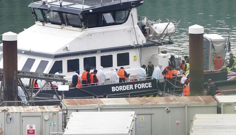 Un gruppo di migranti viene portato a Dover, nel Kent, da una nave della Border Force in seguito a un incidente con una imbarcazione nella Manica, 4 settembre 2024