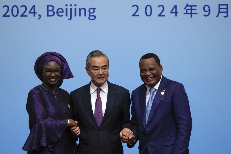 Le ministre chinois des Affaires étrangères Wang Yi avec ses homologues, la Sénégalaise Yassine Fall et le Congolais Jean-Claude Gakosso, au Forum Chine-Afrique à Pékin, jeudi