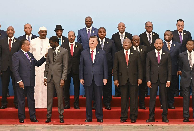 Presidente chinês Xi Jinping e os líderes africanos na cimeira do Fórum de Cooperação China-África no Grande Salão do Povo em Pequim, quinta-feira, 5 de setembro de 2024