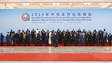 Xi Jinping e os líderes africanos tiram uma fotografia de grupo durante a cimeira do Fórum de Cooperação China-África (FOCAC) no Grande Salão do Povo em Pequim, quinta-feira, 