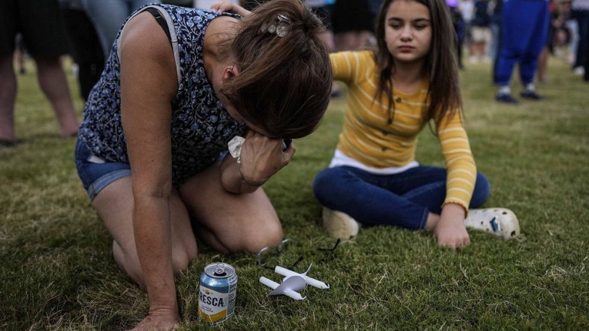 Trauernde beten während für die getöteten Schüler und Lehrer der Apalachee High School am Mittwoch, 4. September 2024, in Winder, Georgia.