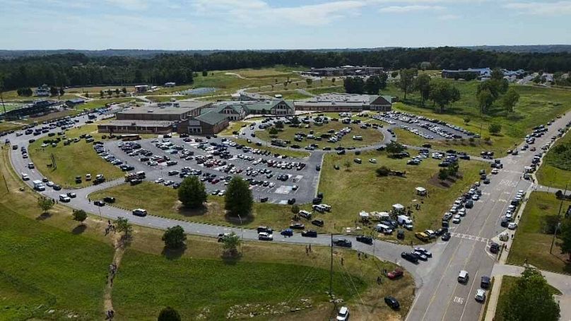 Des personnes quittent le lycée Apalachee, le mercredi 4 septembre 2024, à Winder, en Géorgie, aux États-Unis. 