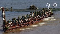 Maoríes en una canoa.