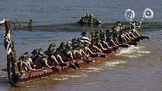 Maoríes en una canoa.