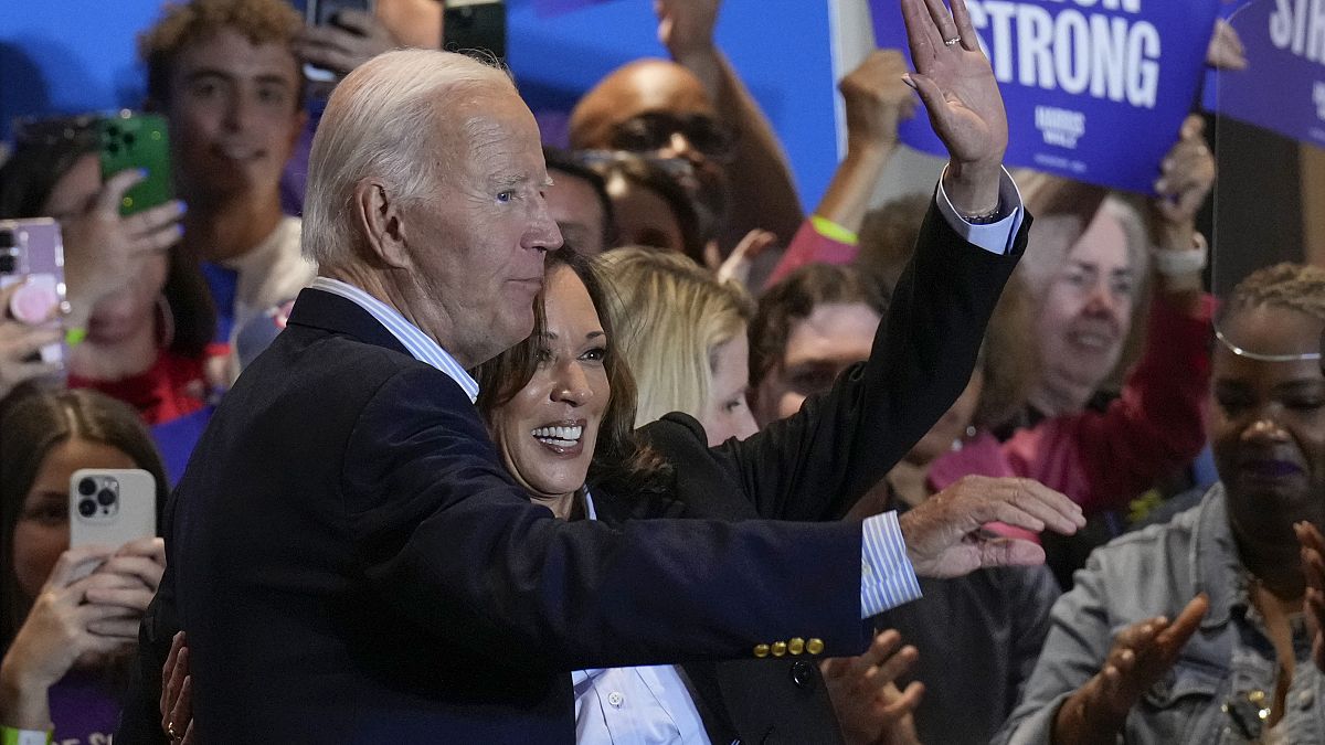 Harris y Biden hacen campaña en el local del sindicato IBEW Local Union #5 en Pittsburgh (Pensilvania), el 2 de septiembre de 2024.