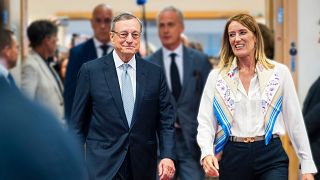 Mario Draghi llega con la Presidenta del Parlamento Europeo, Roberta Metsola