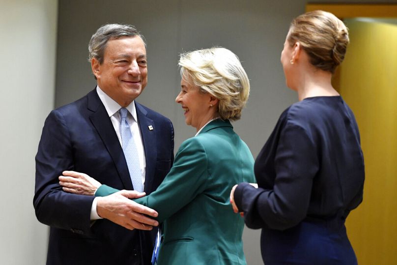 Mario Draghi, la presidente della Commissione europea Ursula von der Leyen e la prima ministra danese Mette Frederiksen a Bruxelles, 21 ottobre 2022