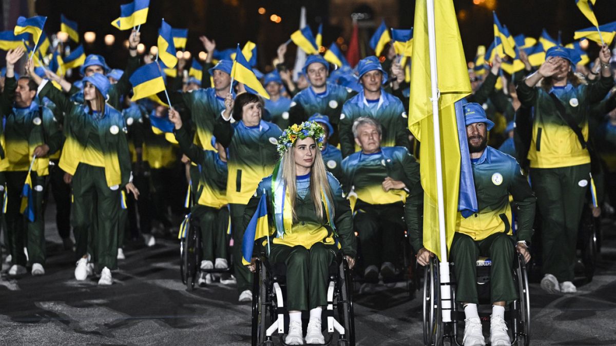 Delegação da Ucrânia durante o Desfile das Nações no âmbito da Cerimónia de Abertura dos Jogos Paralímpicos de Paris 2024 na Place de la Concorde em Paris, França 28/08/2024