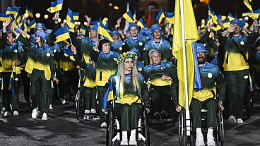 La délégation ukrainienne arrive lors du défilé des nations dans le cadre de la cérémonie d'ouverture des Jeux Paralympiques de Paris 2024 sur la place de la Concorde à Paris, France 28/08/2024